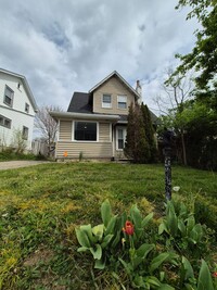 Building Photo - Get this adorable 3-bedroom 2 full bath ho...