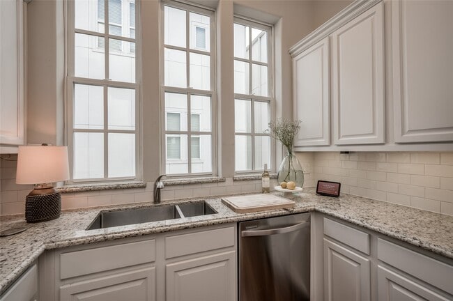 Building Photo - 266 E 28th St