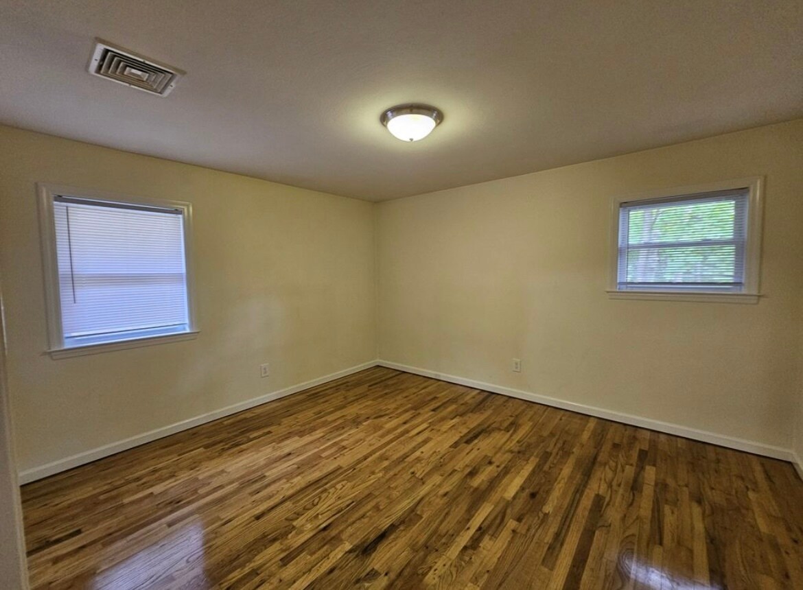 Building Photo - 8 Town Path