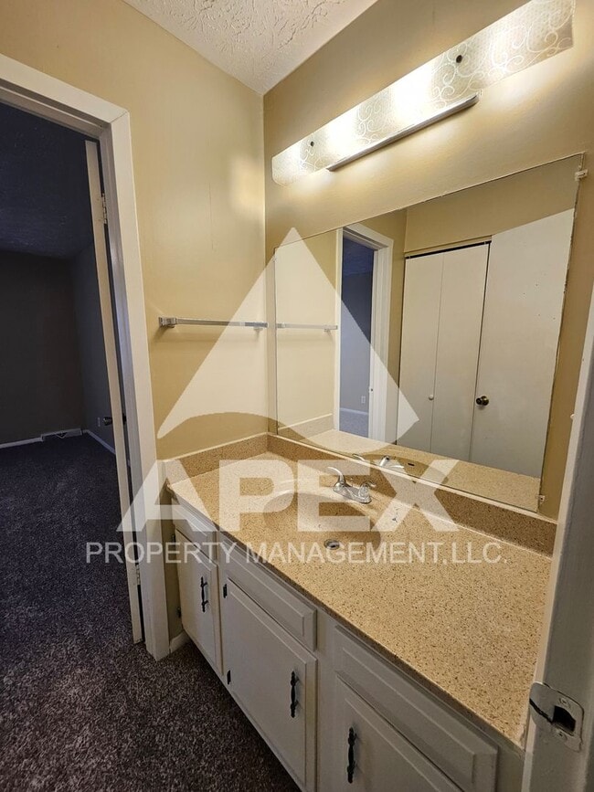 Building Photo - MOVE-IN SPECIAL, $1 RENT!! - Nice 2 Bd | 1.5 Ba Townhouse in West Knox off Cedarbluff!