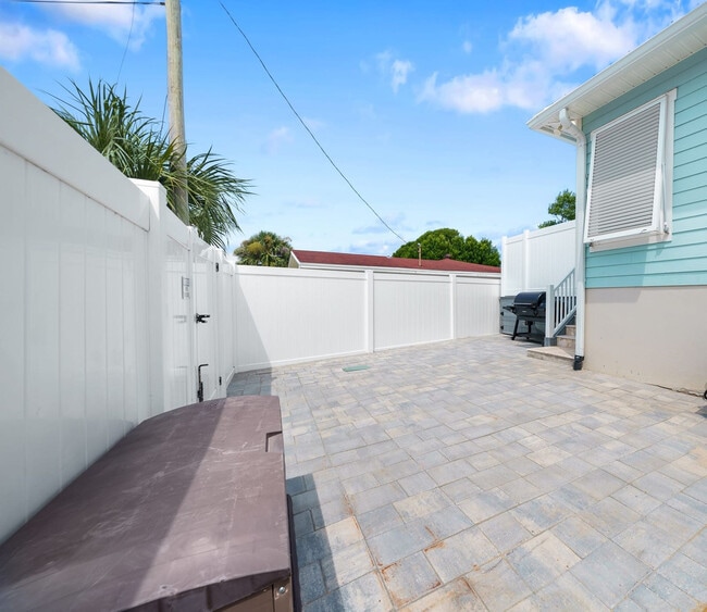 Building Photo - 121 Christmas Tree Ln