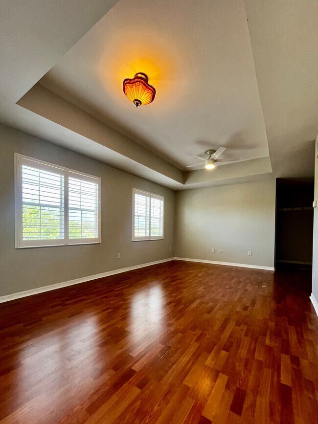 Building Photo - 1/1 unit available now for annual lease