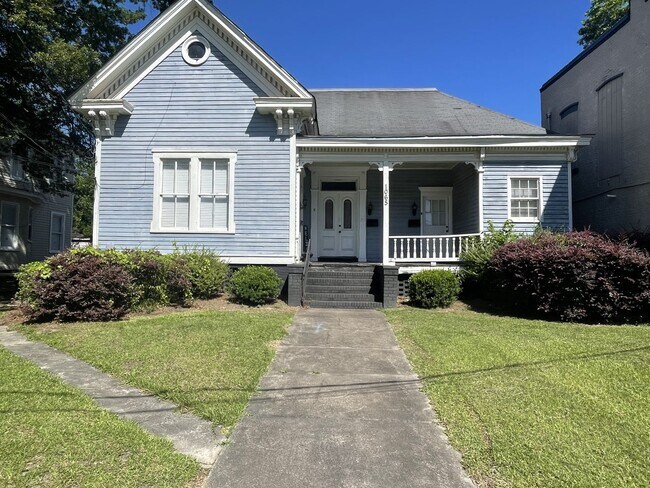 Primary Photo - 1065 College St
