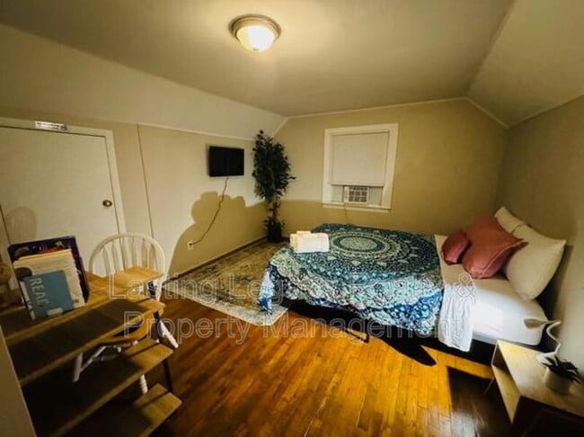 Building Photo - 1227 Brookwood Dr