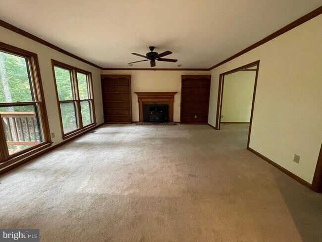 Building Photo - 4014 Longwood Dr