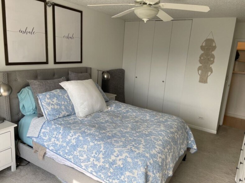 Building Photo - 1212 N La Salle Dr