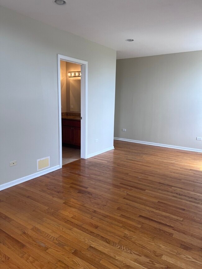 Building Photo - 3610 S Prairie Ave