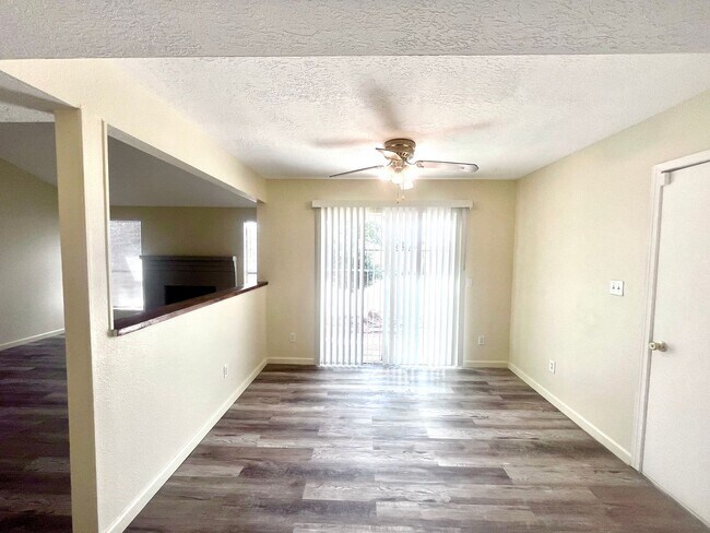 Building Photo - Move in Special! Bedroom 1.5 Bathroom 1 Car Garage