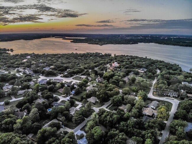 Building Photo - 121 Lake Vista W