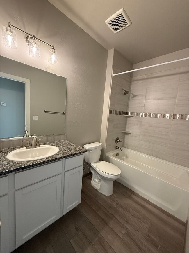 Building Photo - Modern 3 Bed, 2 Bath Home