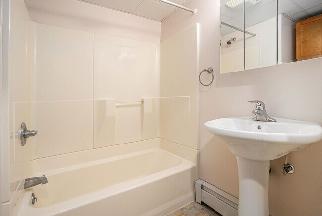Building Photo - Almont Terrace - 730