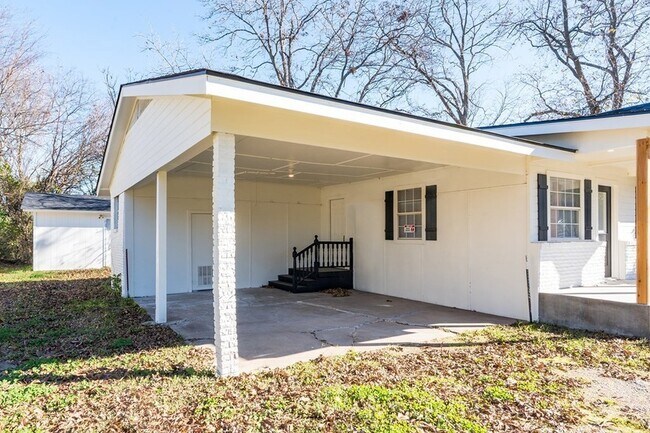 Building Photo - 208 N Coleman St