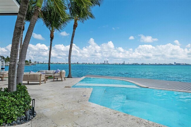 Building Photo - 1365 Bay Terrace