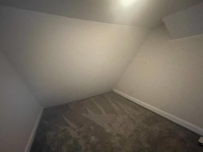 Building Photo - "Spacious 5-Bedroom Gem with 2 Full Baths on Logan Street - Your Harrisburg Haven Awaits!"