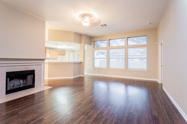 Building Photo - Charming 4-Bedroom, 2-Bath Home with Moder...