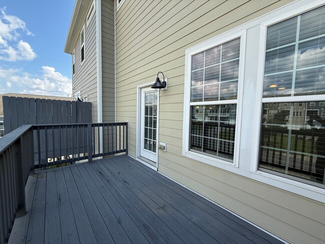 Building Photo - Stunning 3BD, 3.5BA Raleigh Townhome in th...