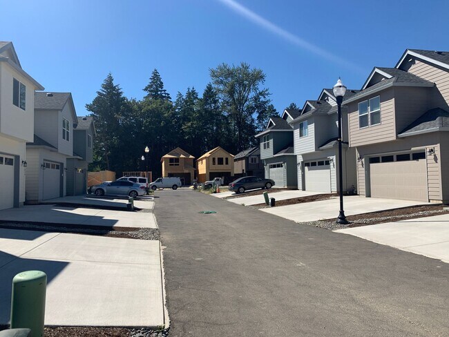 Building Photo - EZ  living - Honey stop the car !  Ridgefi...