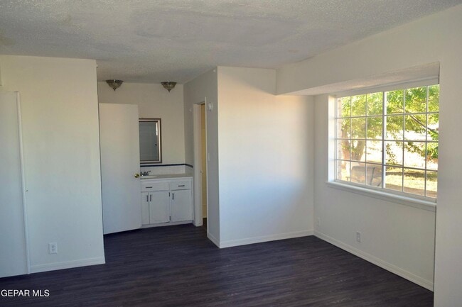 Building Photo - 4613 Sun Valley Dr