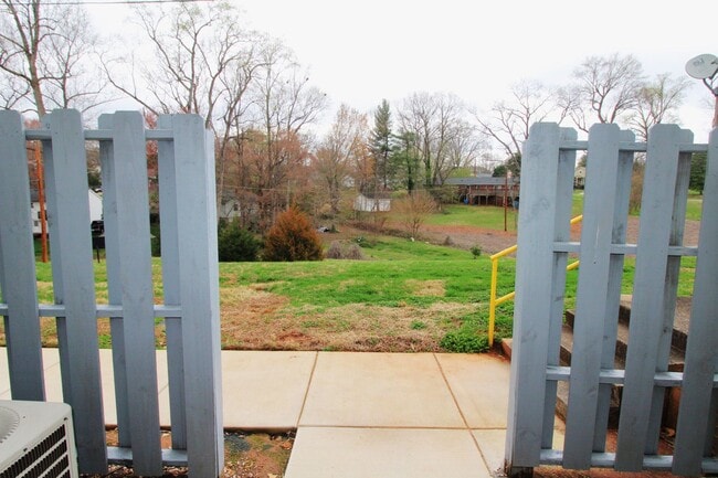 Building Photo - Renovated 2 bedroom Townhome in Belmont!
