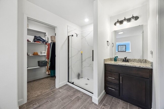 Building Photo - 6007 NW Hoover St