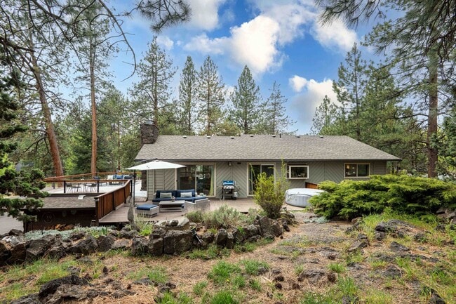 Building Photo - SW Bend Reverse-Living Home on .36 Acres | 5 Bedrooms | 3 Bathrooms