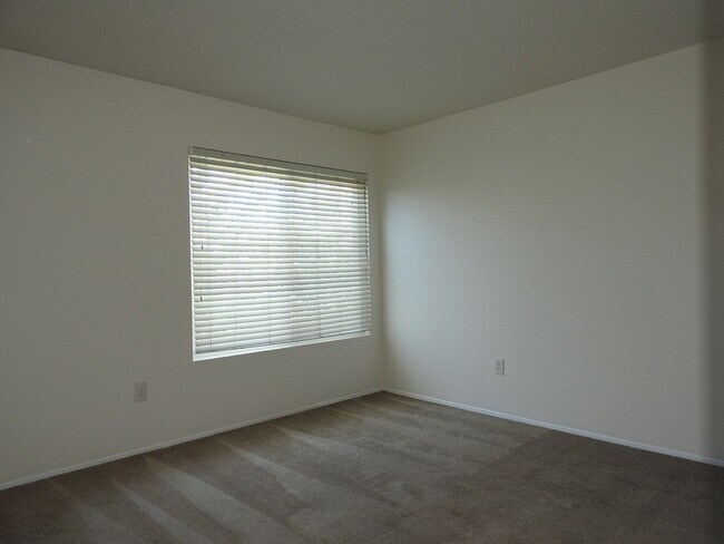 Building Photo - Lovely 2 bedroom townhouse