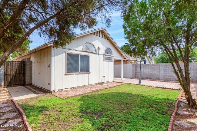 Building Photo - 3013 E Bluefield Ave