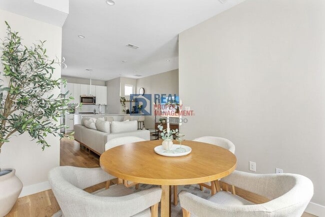 Building Photo - 1262 Yates St