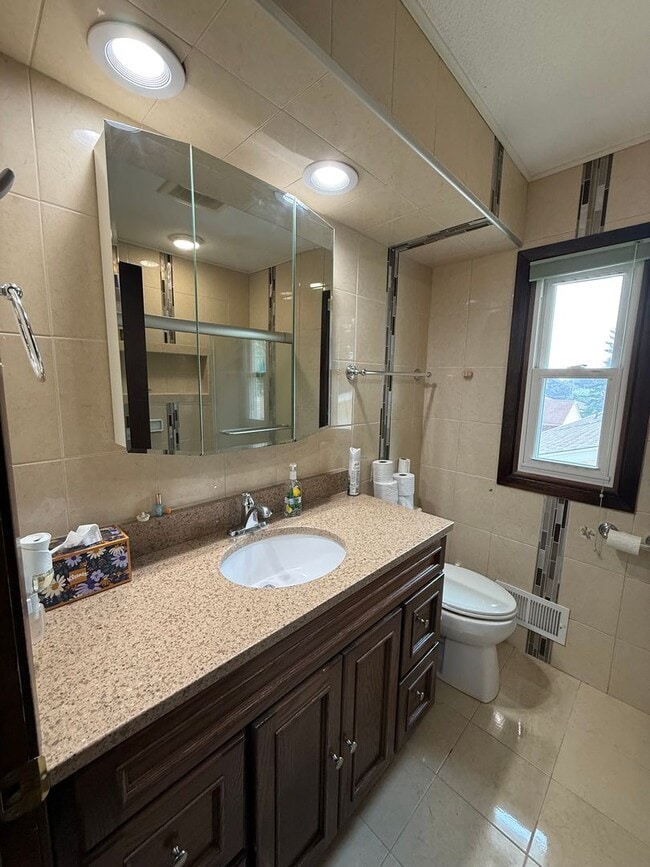 Building Photo - Modern 4 bed 2 Bath Split Level Single Fam...