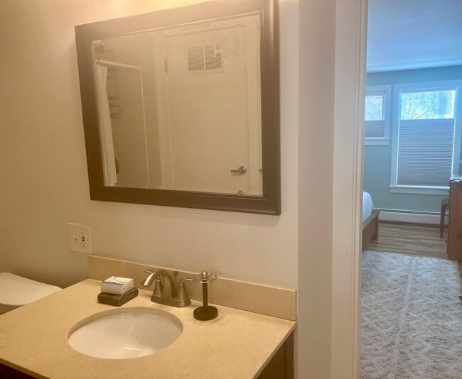 Building Photo - 2 Bedroom in Woodstock