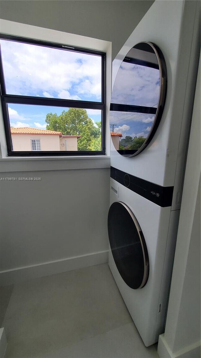 Building Photo - 6201 SW 22nd St