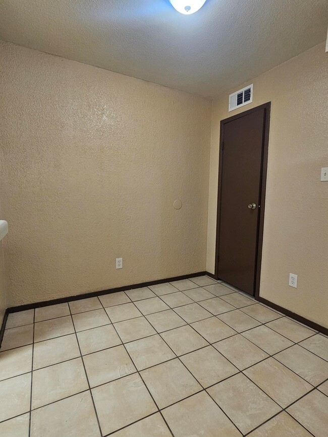 Building Photo - 13480 S Thorntree Dr