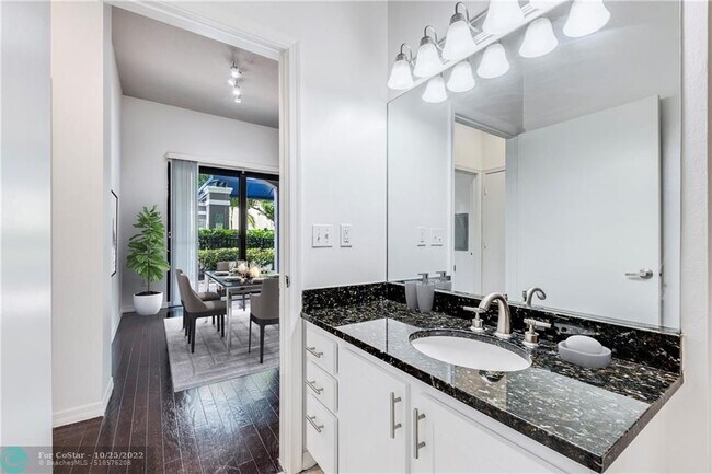 Building Photo - 450 NE 5th St