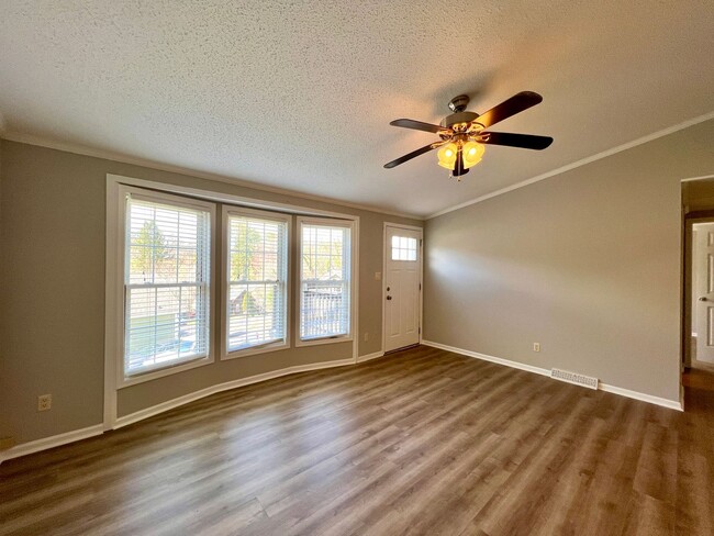 Building Photo - 3-Bed, 2-Bath home in N. Asheville!