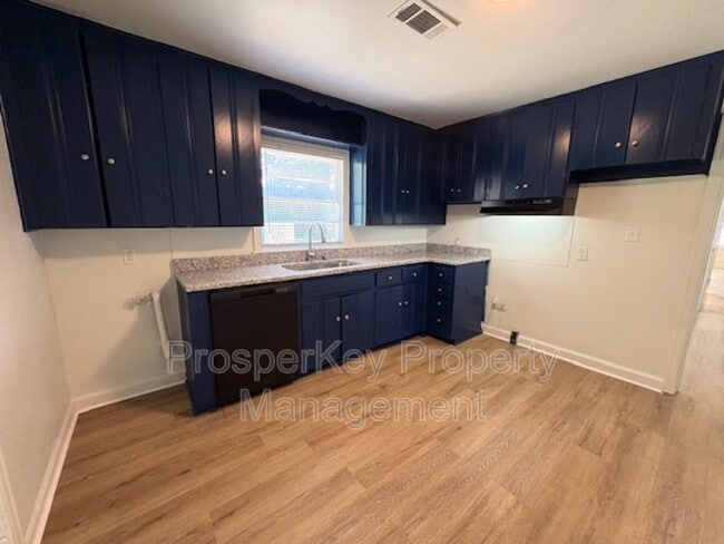 Building Photo - 703 Briarcliff Rd