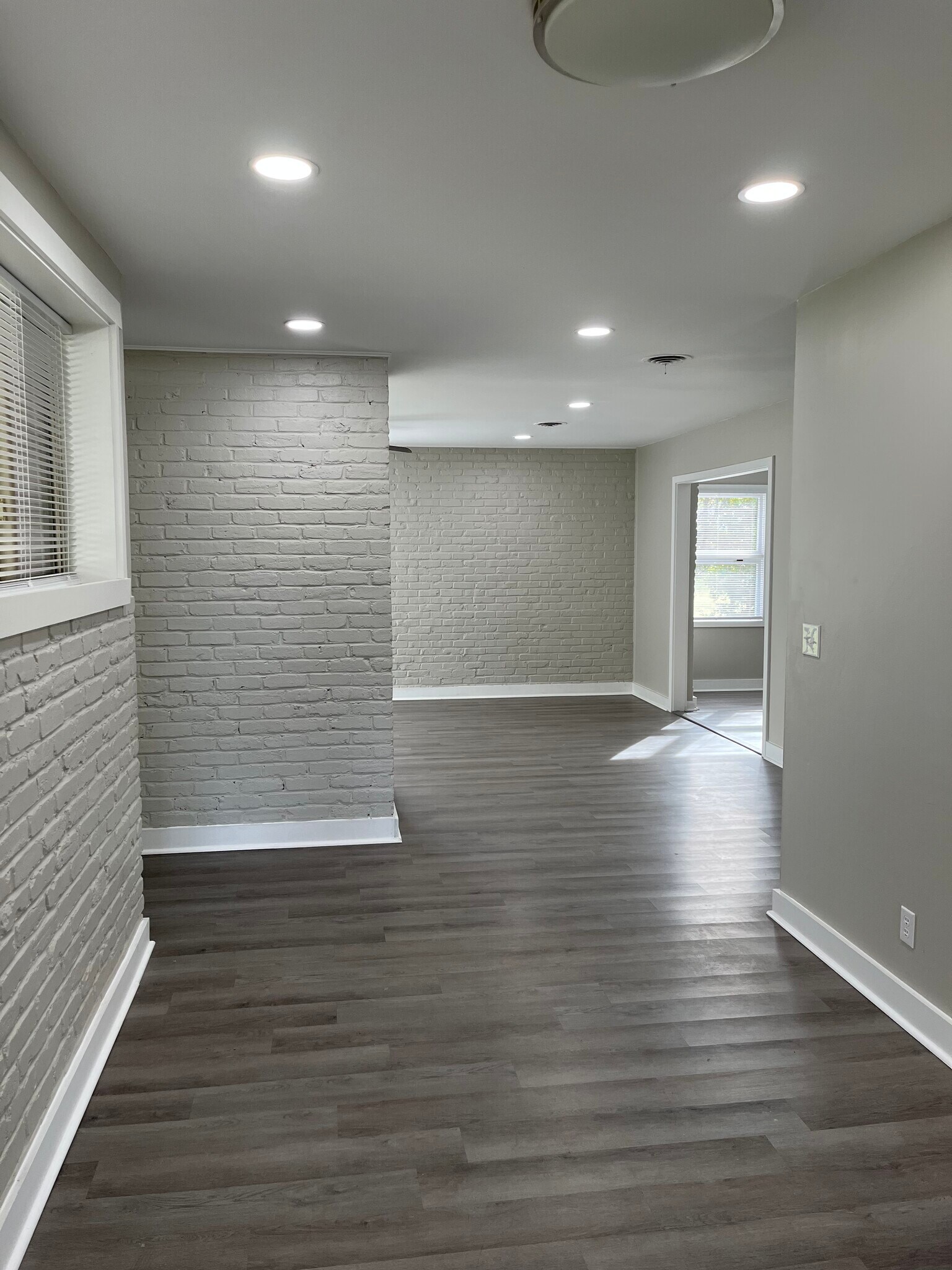 Building Photo - 404 Edgewood Dr