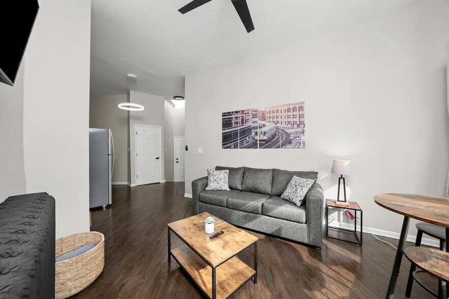 Primary Photo - 2339 N California Ave