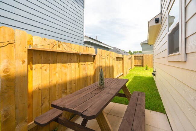 Building Photo - 16755 N Marie Vlg Dr