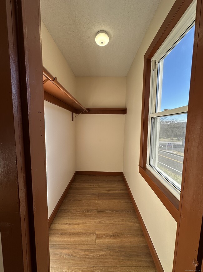 Building Photo - 1046 Main St