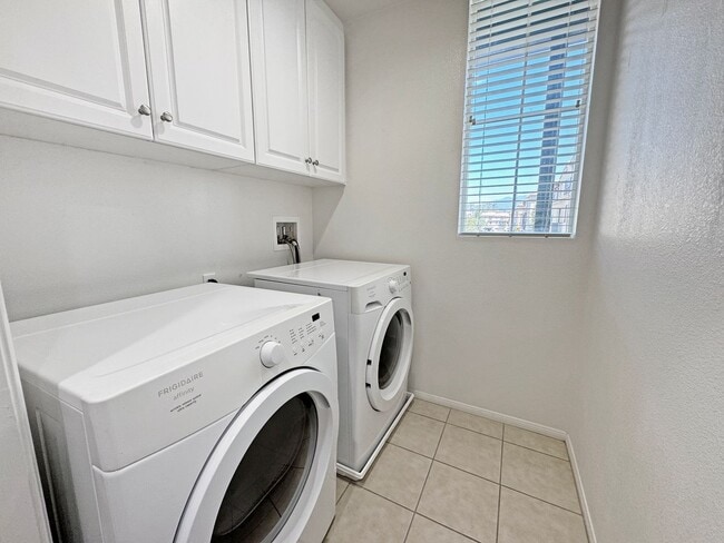 Building Photo - Spacious 3Bd/3.5Ba Home With Views and All...