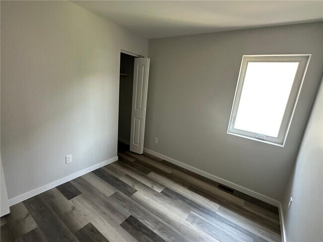 Building Photo - 468 Thomas Ave W