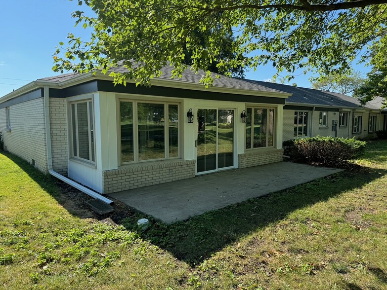 Patio/sunroom - 2113 S Duncan Rd