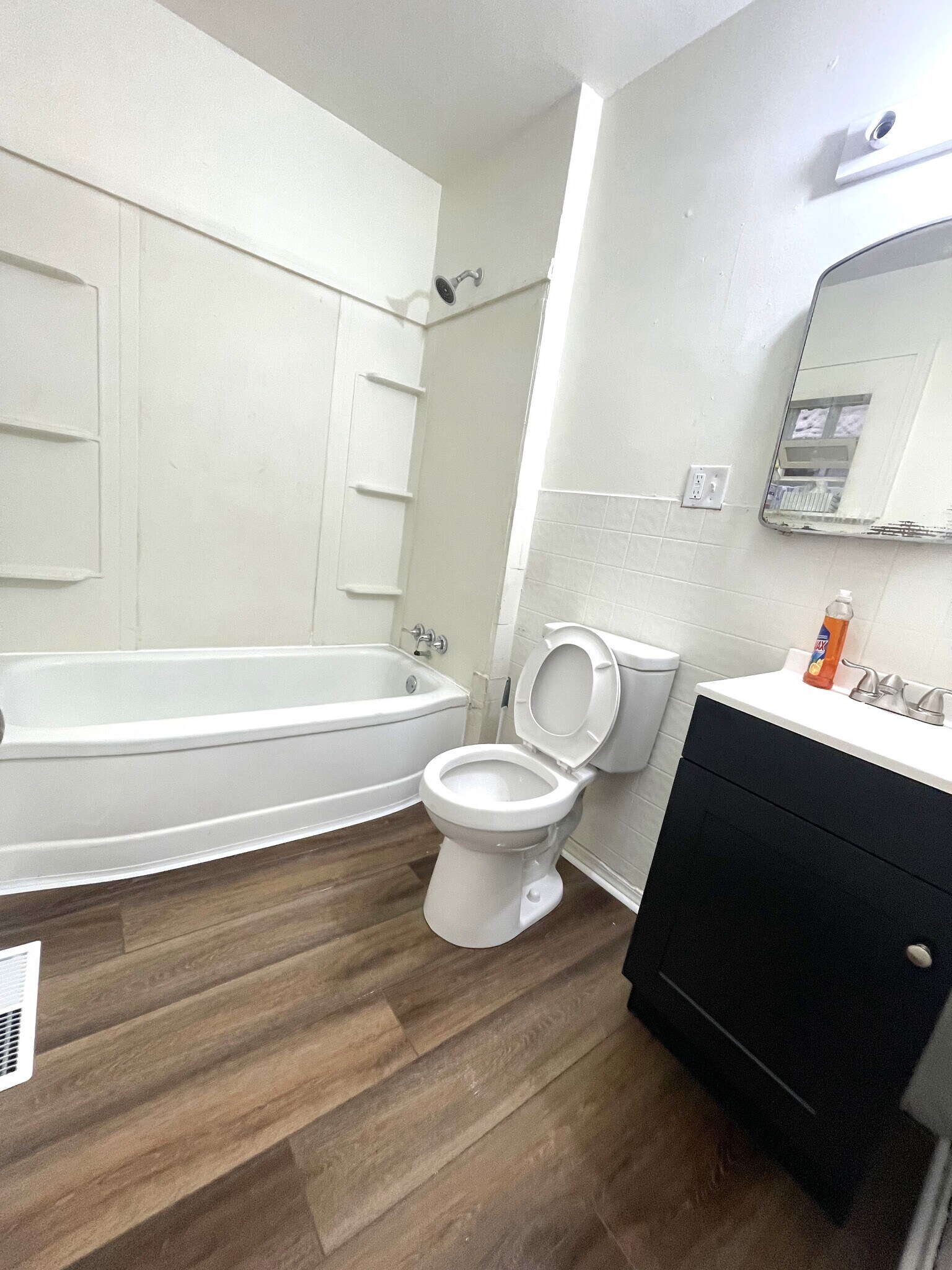 Building Photo - 617 E 6th St