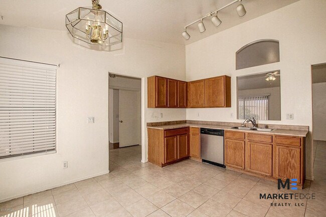 Building Photo - 3Bed/2Bath Home at Lower Buckeye Rd! JOIN ...