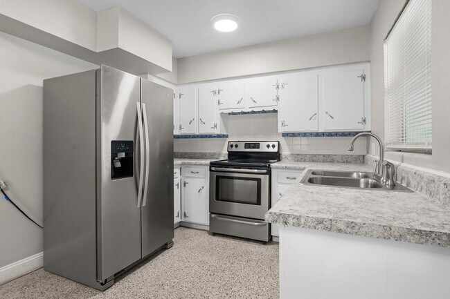 Building Photo - 613 Edgecliff Dr
