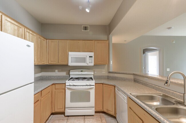 Building Photo - 3 Bedroom First Floor Condo Convenient To Nellis AFB