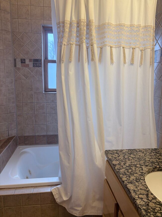 Building Photo - Fully furnished townhome