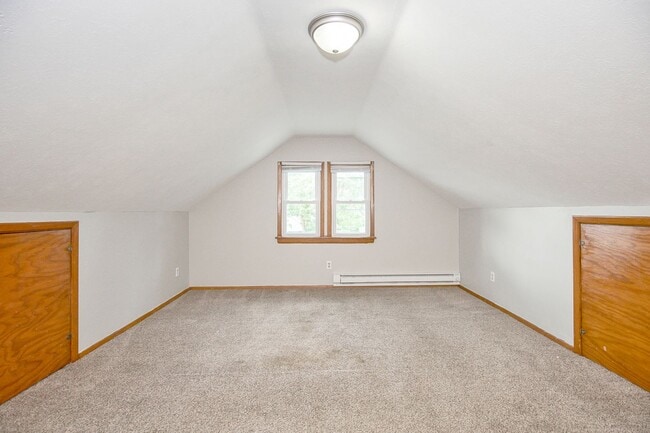 Building Photo - 4 BED 1 BATH BEAUTIFUL SINGLE FAMILY HOME ...