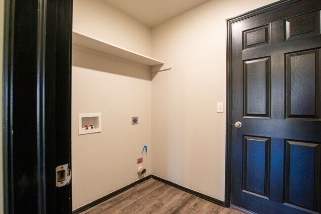 Building Photo - Beautiful 4 Bed 2 Bath in the Heart of Noble!