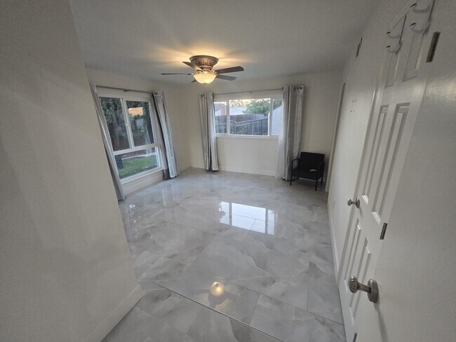 Building Photo - 3400 Bahia Pl